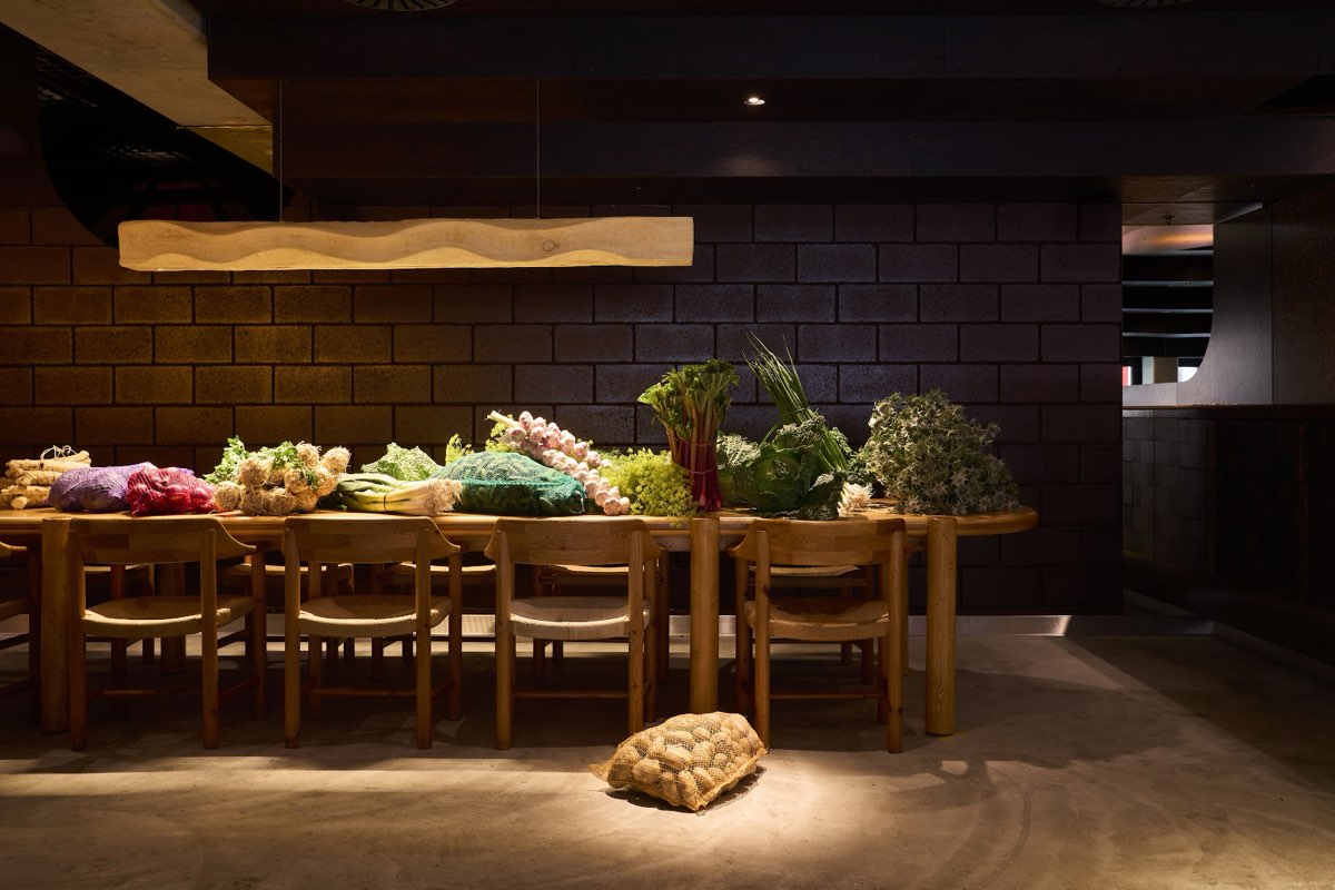 Drewniany stół zastawiony greckimi daniami we wnętrzu restauracji
