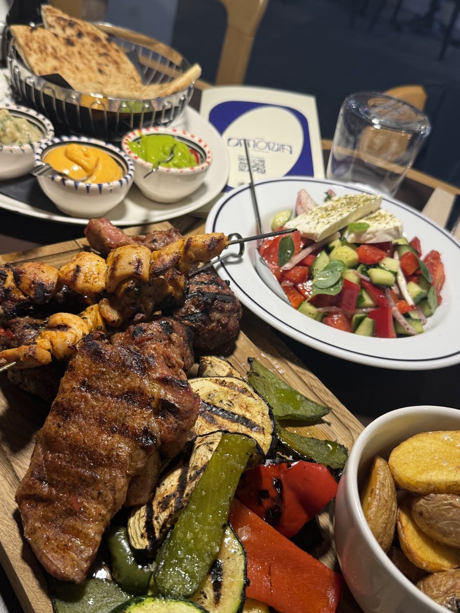 Mieszany grill: souvlaki z kurczaka i jagnięciny, grillowane warzywa, sałatka grecka z fetą i pita