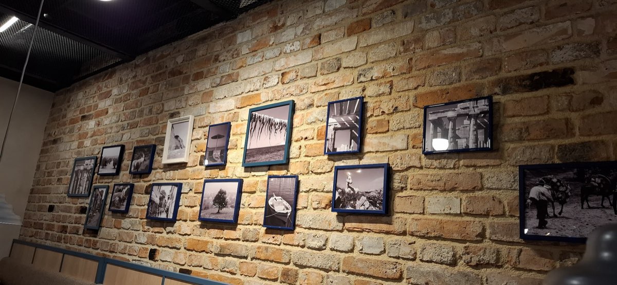 Oprawione fotografie na ścianie z naturalnego kamienia